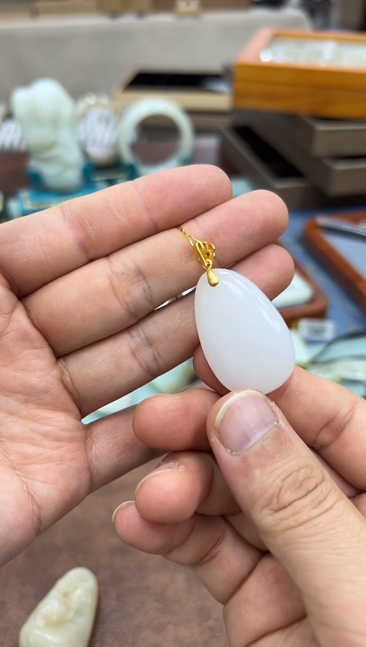 【闪购商品】和田玉吊坠足金镶嵌野牛沟无事牌