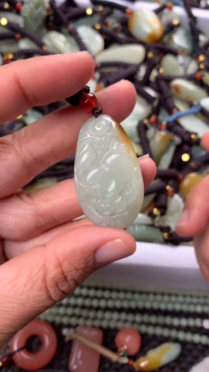 【闪购商品】和田玉颈饰未镶嵌多样性发货没有证书.拍一发一，有瑕