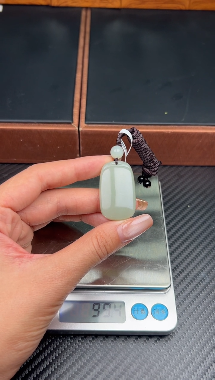 吊坠(赠链)未镶嵌和田玉且末微色差近况吊坠m