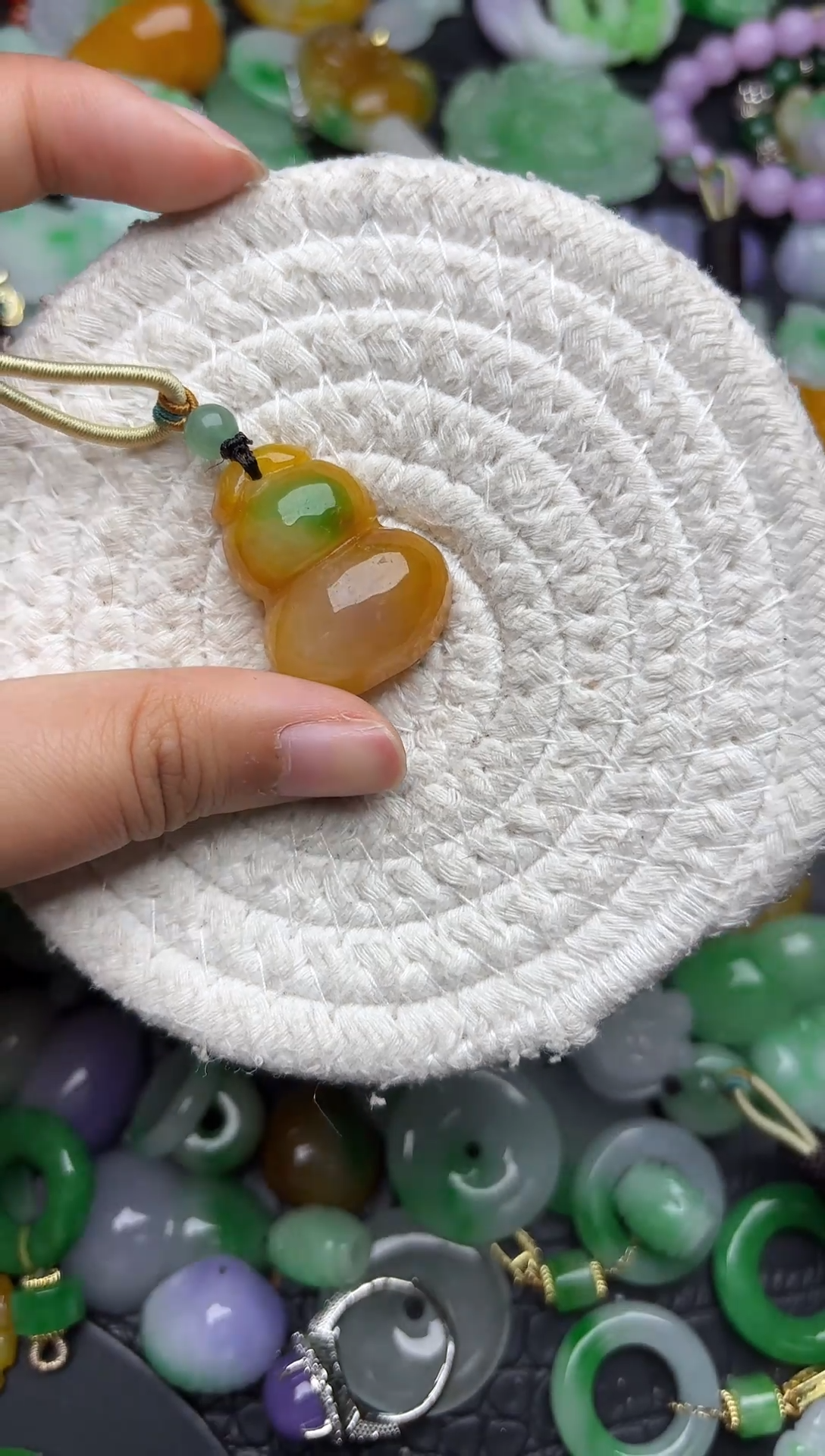 颈饰未镶嵌翡翠舒**塔缅甸翡翠吊坠