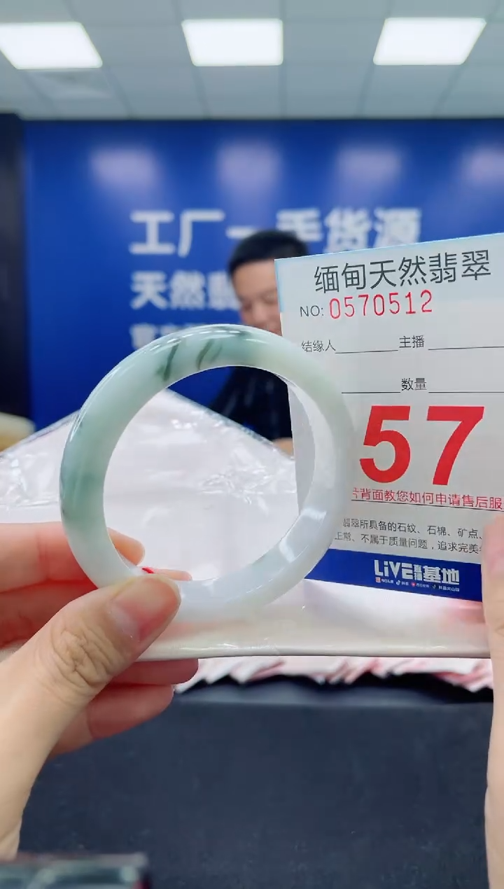 未镶嵌手镯翡翠天然翡翠手镯
