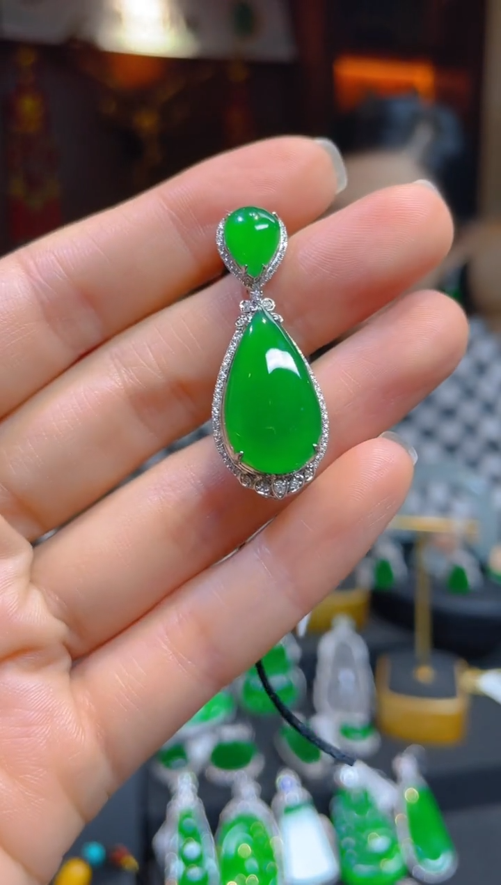 【闪购商品】翡翠颈饰18K金镶嵌119829天然A货翡翠水滴