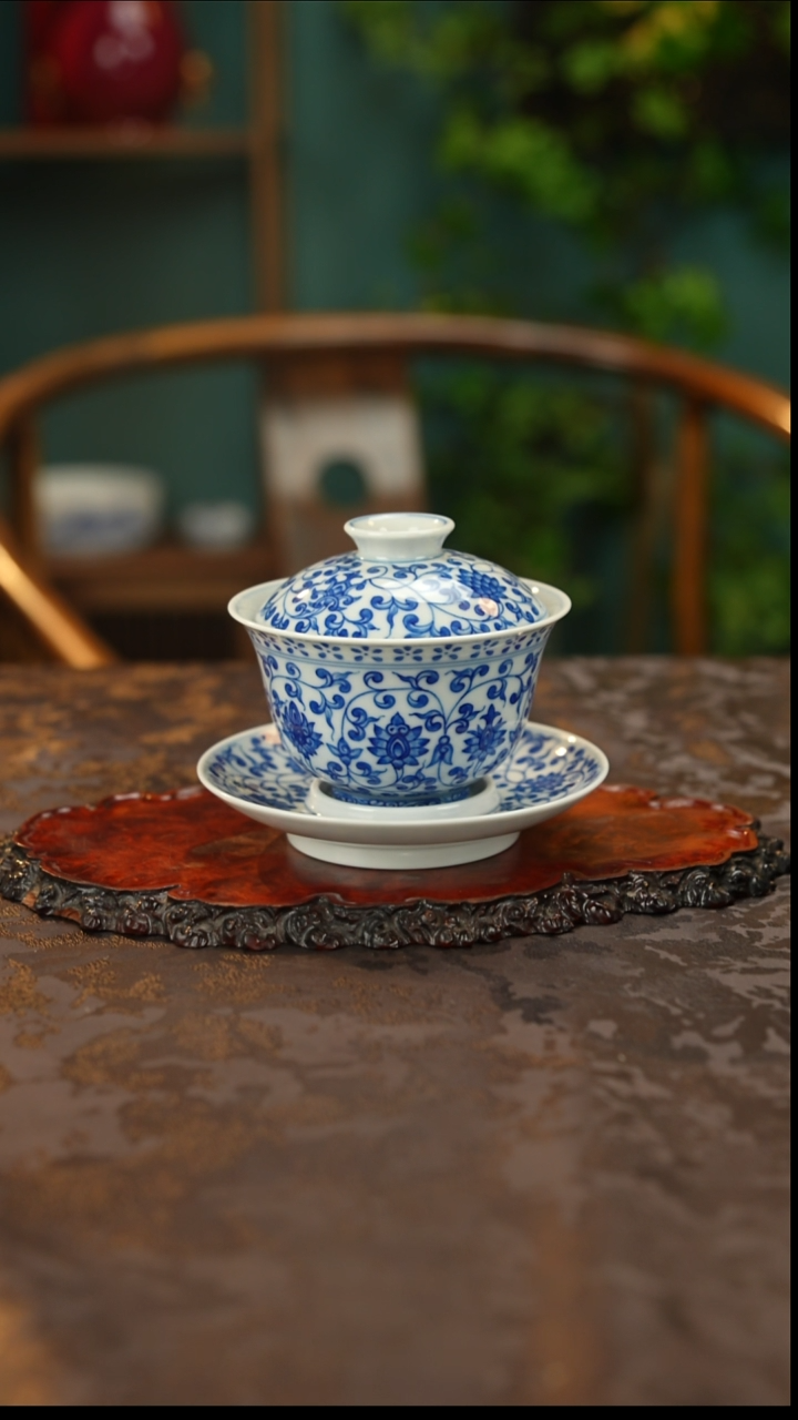 青花手绘缠枝莲三才盖碗