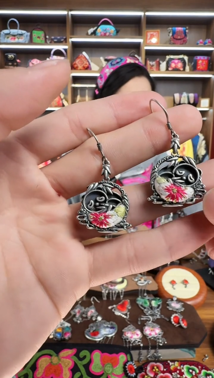 【闪购商品】织绣112蒙阿苏苗绣传承