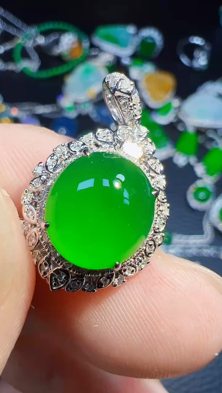 翡翠18K金镶嵌颈饰路**下翡翠