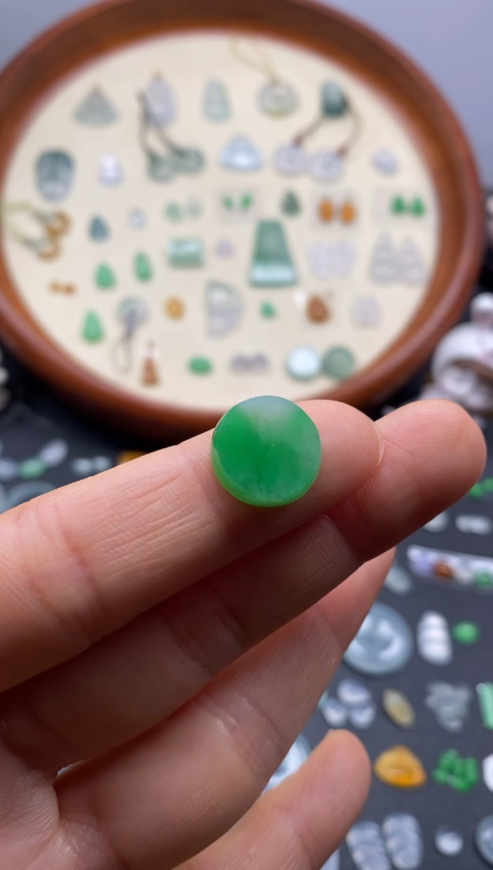 颈饰未镶嵌翡翠阳緑无事牌/芬