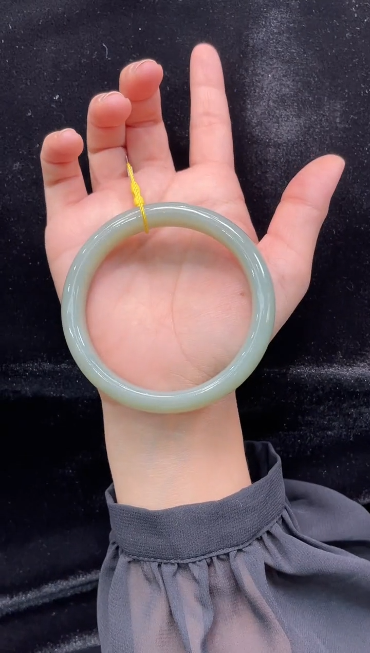 和田玉手镯未镶嵌新疆且末料青白玉61圈口上等和田玉手镯女