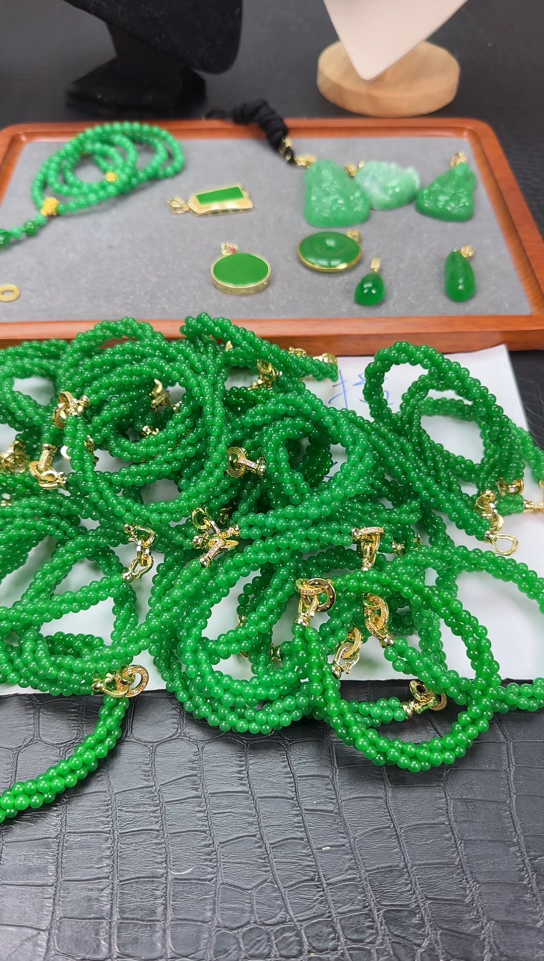 14K金镶嵌翡翠耳饰小米麻花手串