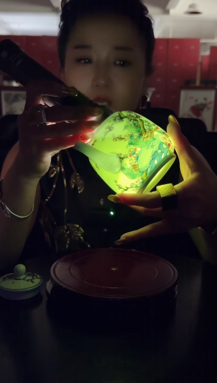 陶瓷绿稀土喜上眉梢壶