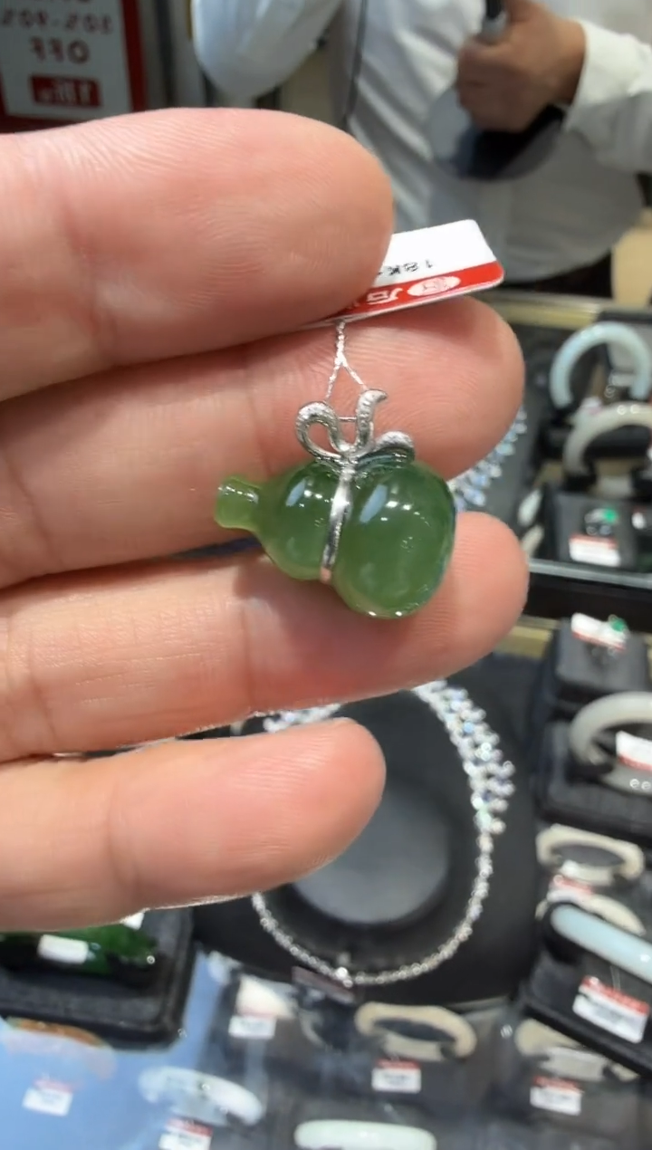 颈饰18K金镶嵌和田玉俄料