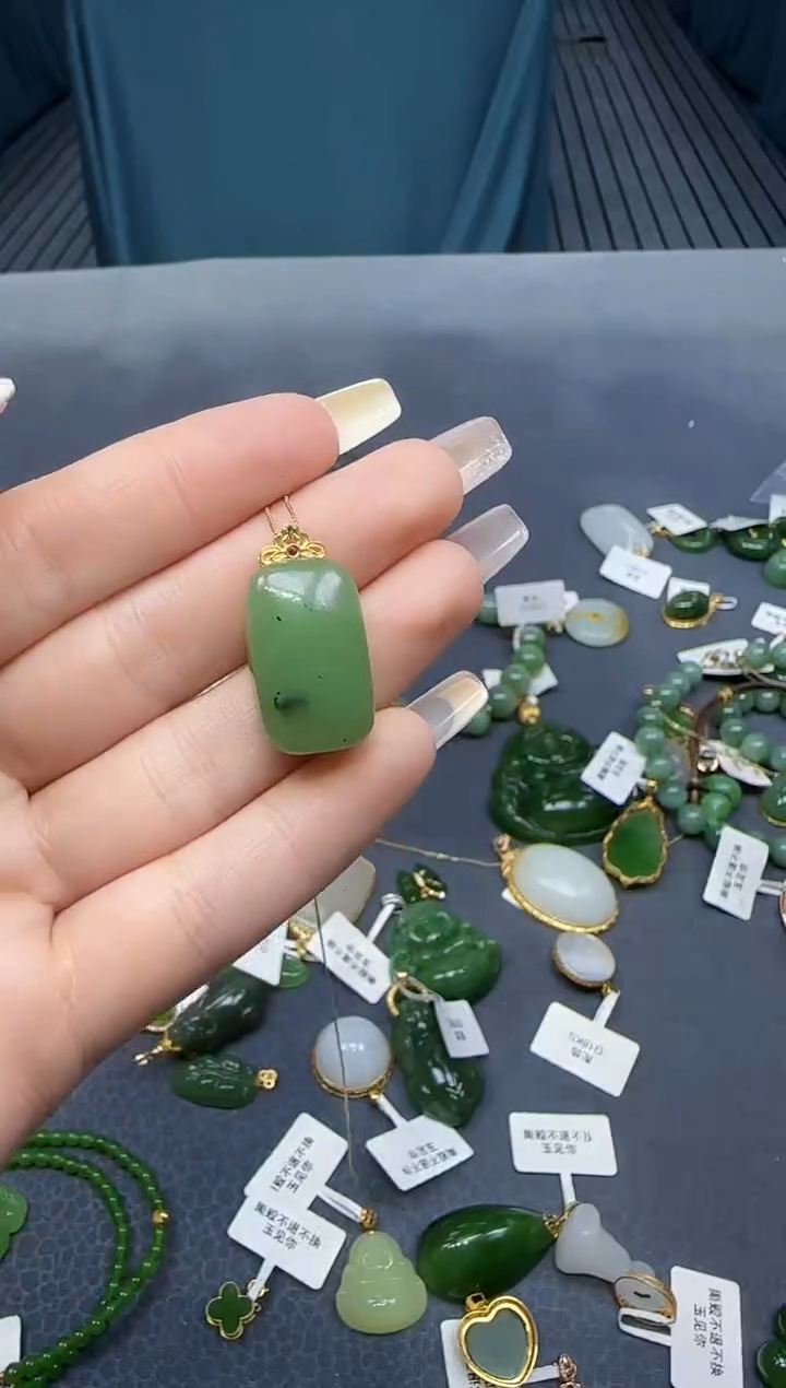 【闪购商品】和田玉挂件18K金镶嵌1