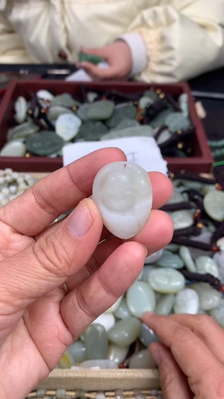 颈饰未镶嵌和田玉（多样性发一件）没有证书有瑕