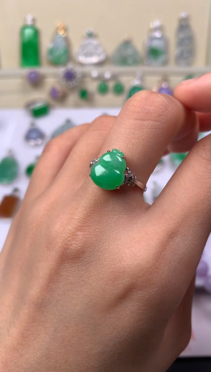 18K金镶嵌戒指翡翠戒指