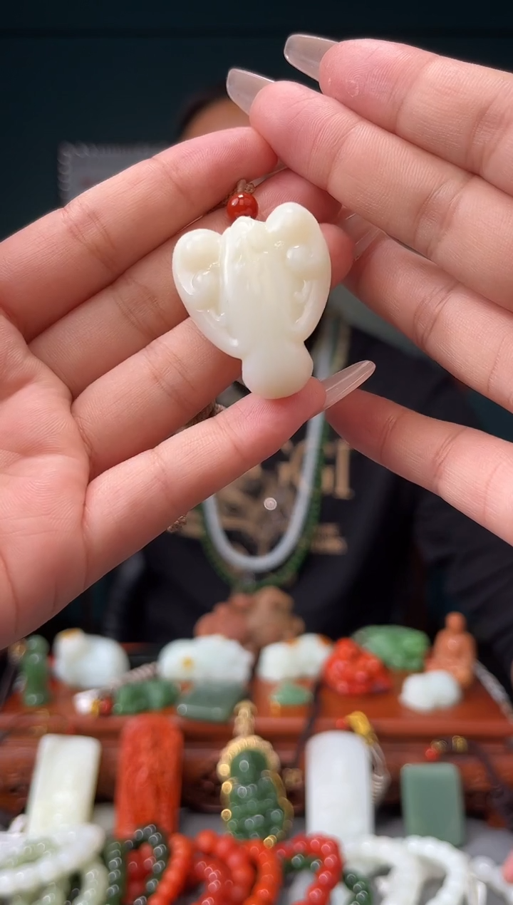 和田玉未镶嵌颈饰吊坠