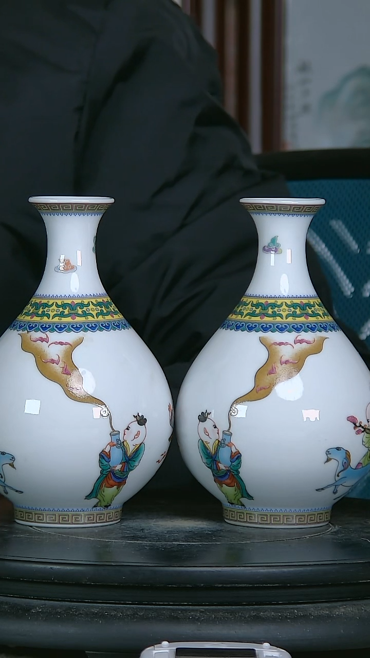 陶〈*〉珐琅彩精绘人物图瓶一对