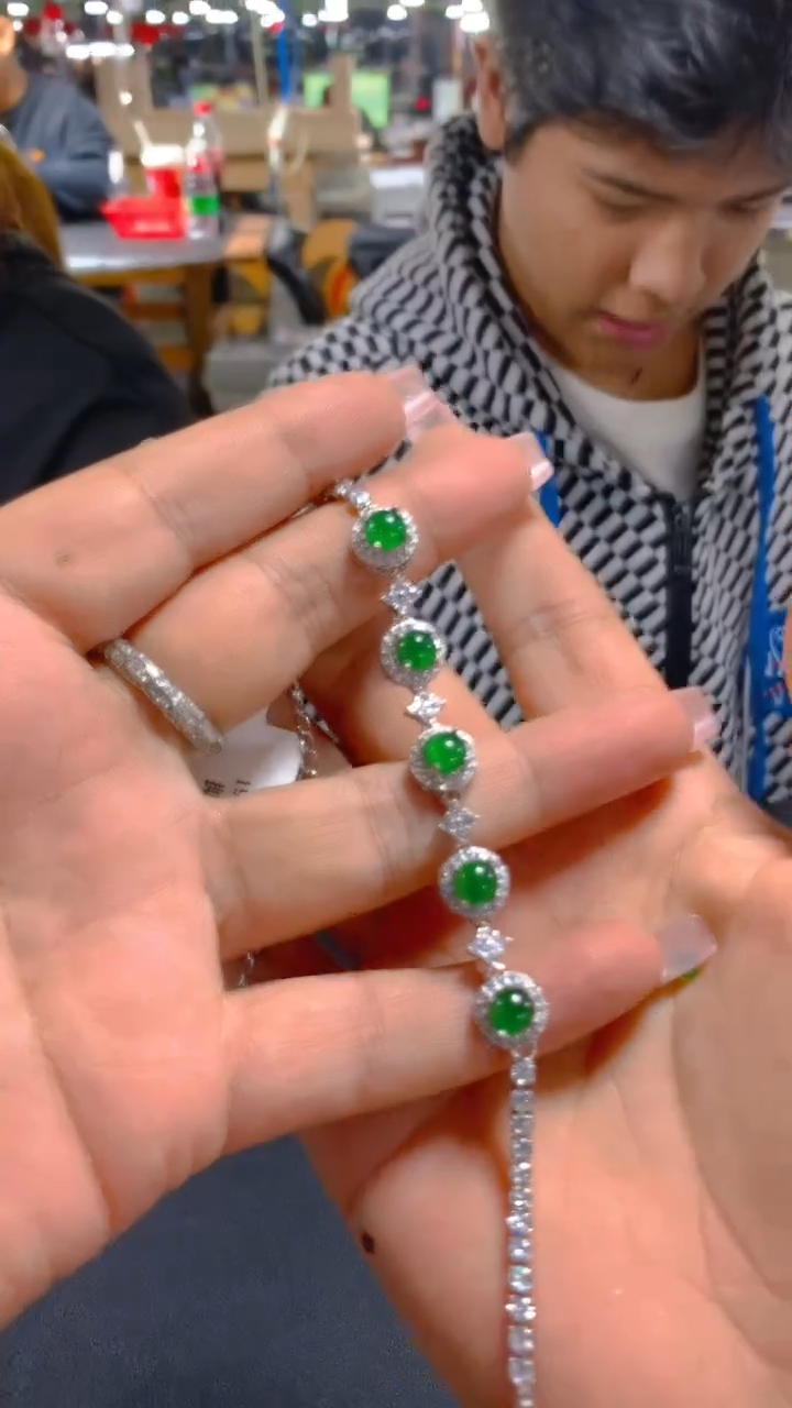 【闪购商品】翡翠吊坠(赠链)未镶嵌1051641081