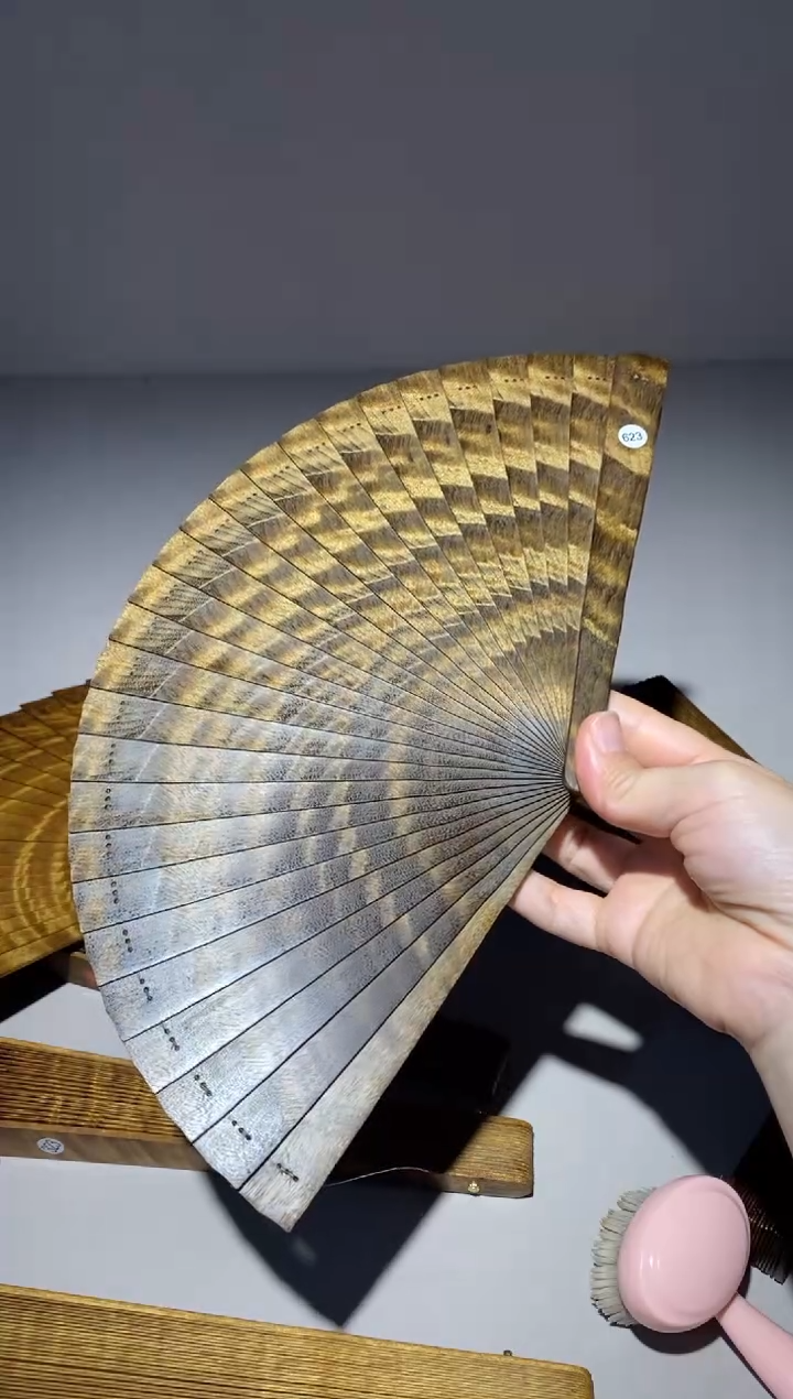 金丝楠18厘米金丝楠木阴沉乌木扇623