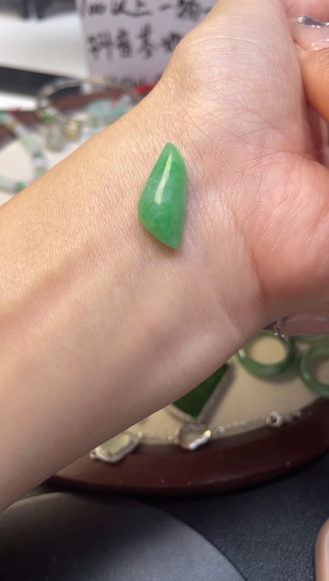 翡翠未镶嵌颈饰随形