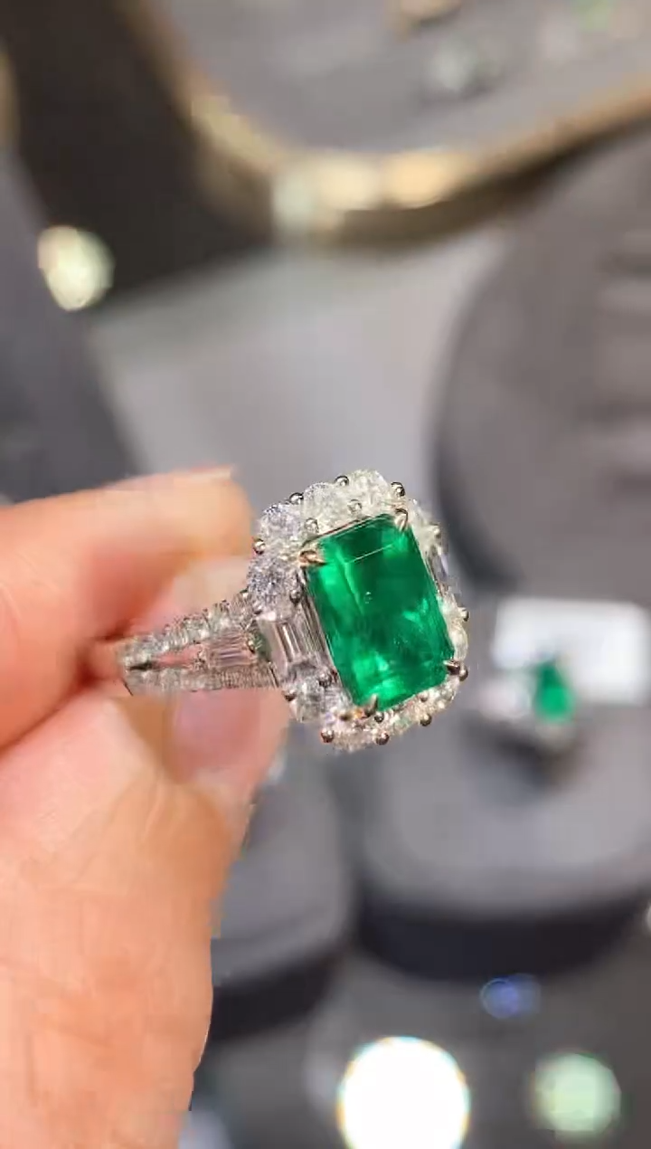 【闪购商品】戒指18K金镶嵌祖母绿1.88ct/-沃顿-展会同步价
