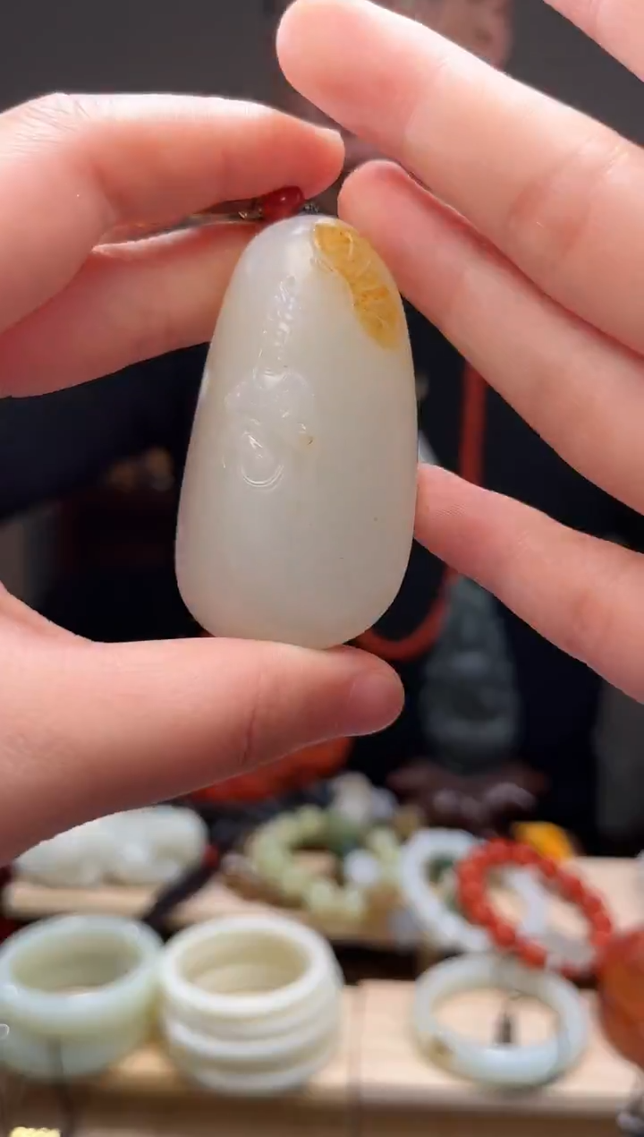 颈饰未镶嵌和田玉吊坠