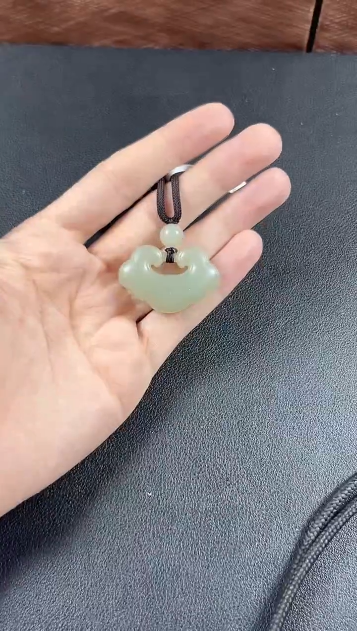 和田玉未镶嵌吊坠(赠链)且末微色差近矿吊坠