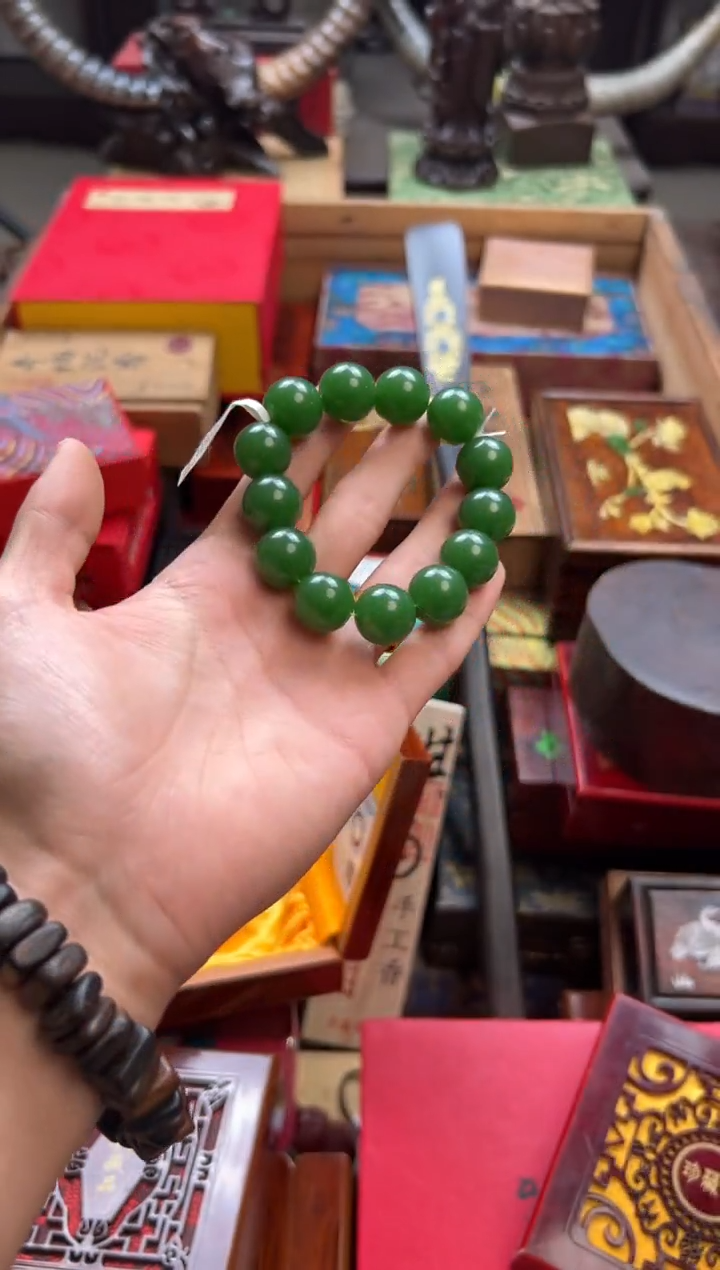 和田玉未镶嵌颈饰——————瓷———————碧玉无事