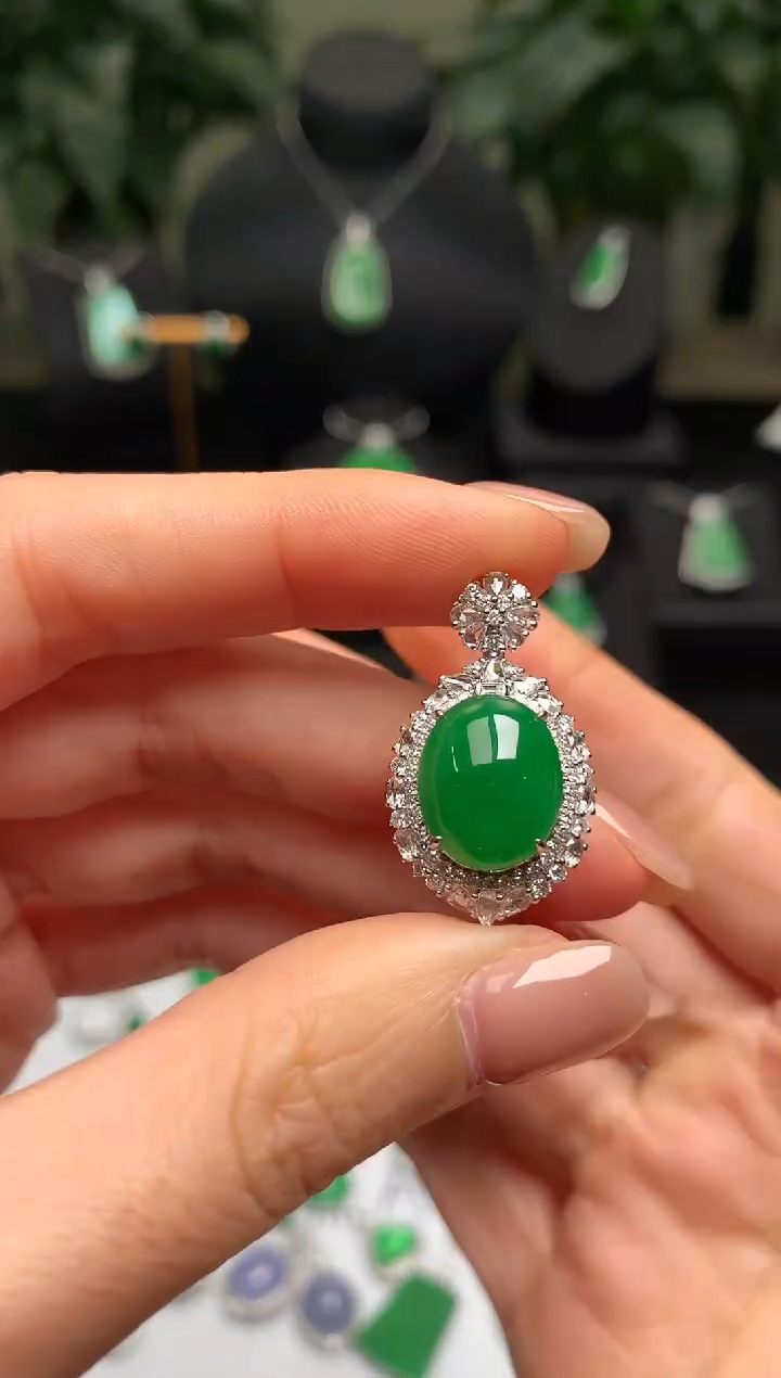 颈饰18K金镶嵌翡翠蛋面