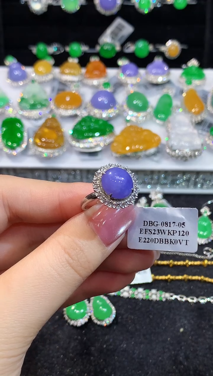 18K金镶嵌戒指翡翠多样性发其一