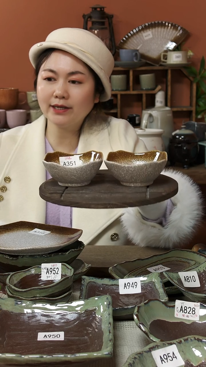 陶瓷A351 两只陶瓷翘边方碗可能微瑕11.5*5