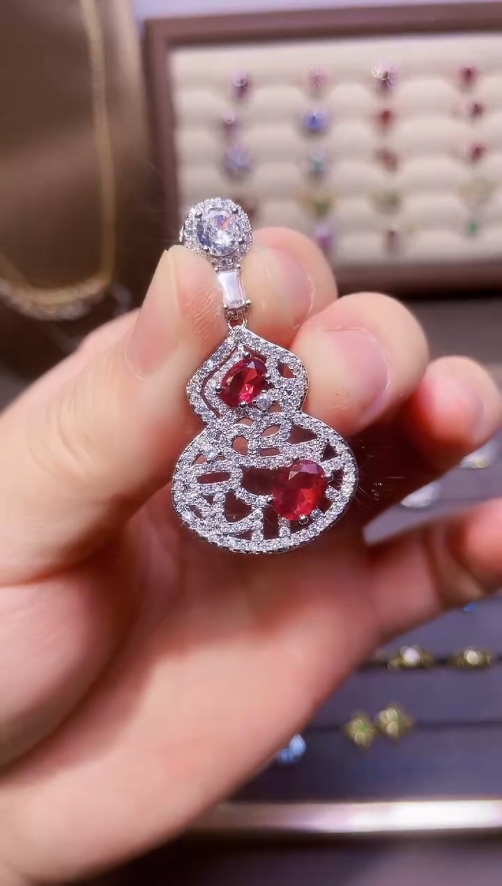 【闪购商品】石榴石吊坠(赠链)未镶嵌一枚