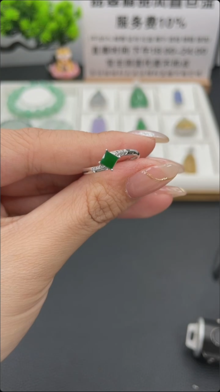 翡翠18K金镶嵌颈饰天然缅甸A货翡翠18k金镶嵌吊坠