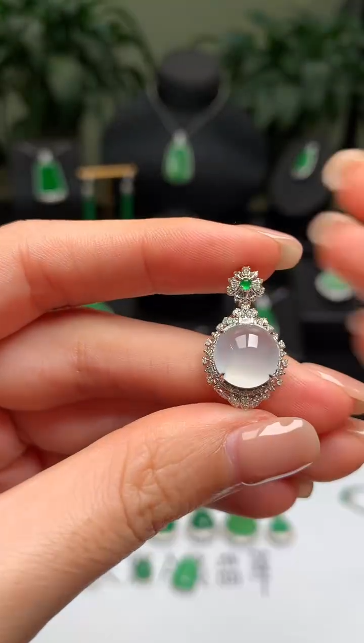 颈饰18K金镶嵌翡翠冰蛋