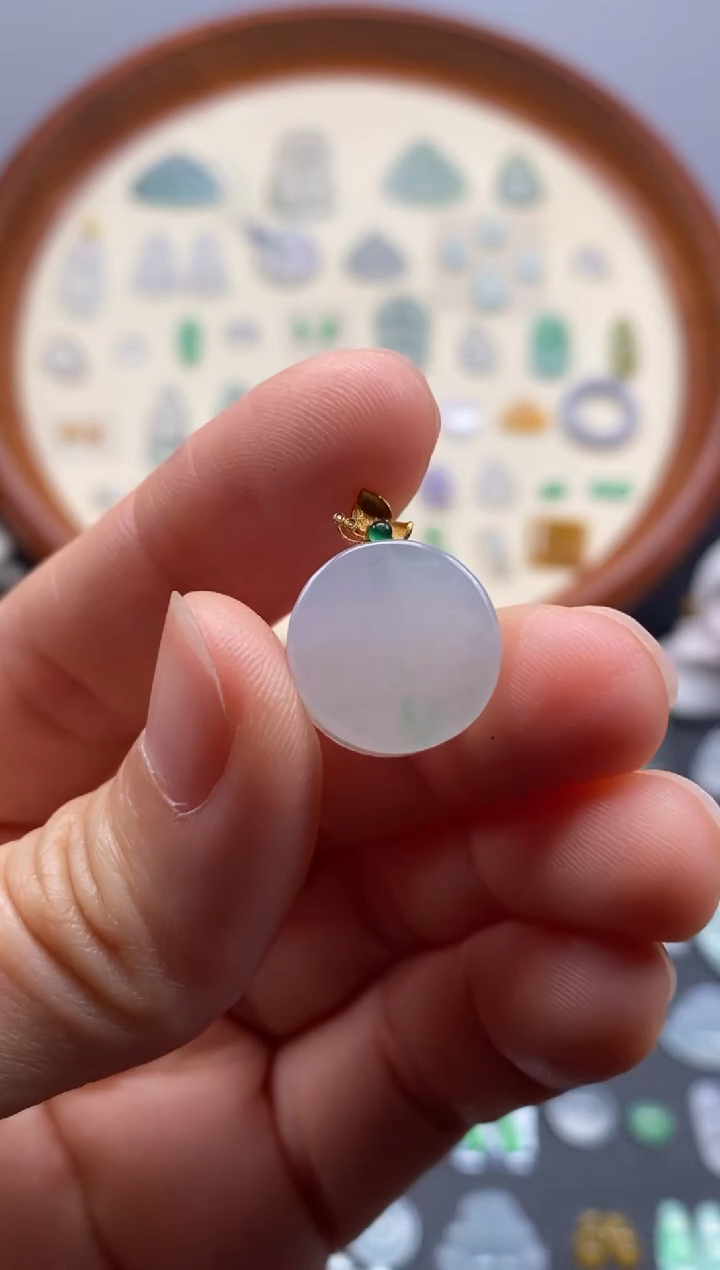 颈饰18K金镶嵌翡翠无事牌/芬