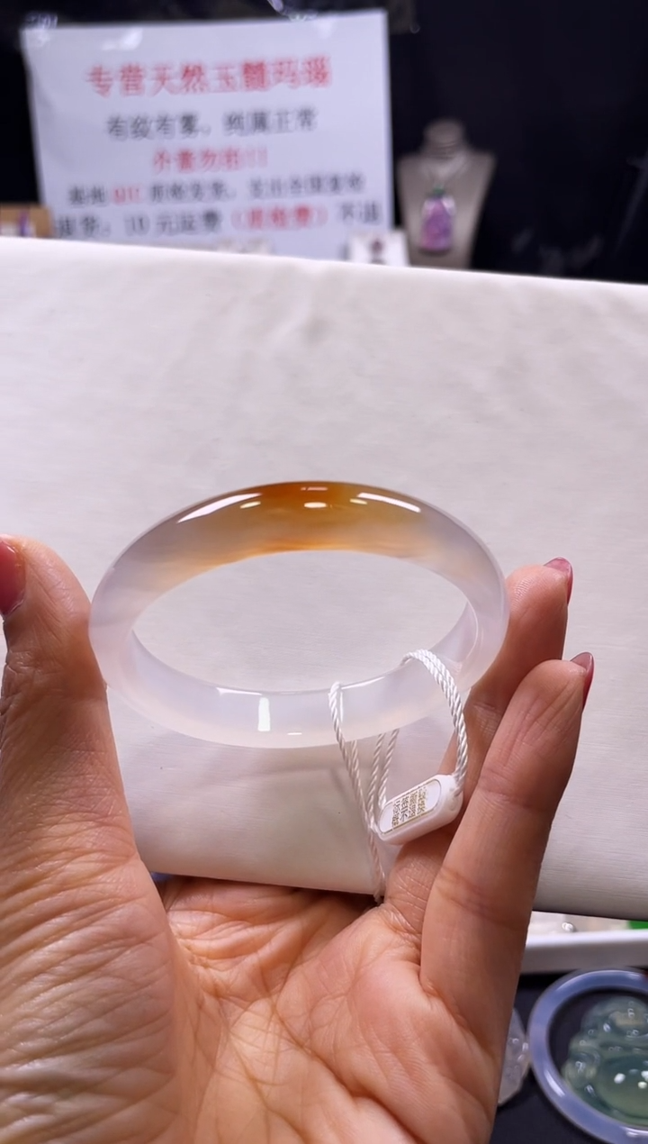 【闪购商品】玛瑙/玉髓手镯未镶嵌不同角度不同光线色不同