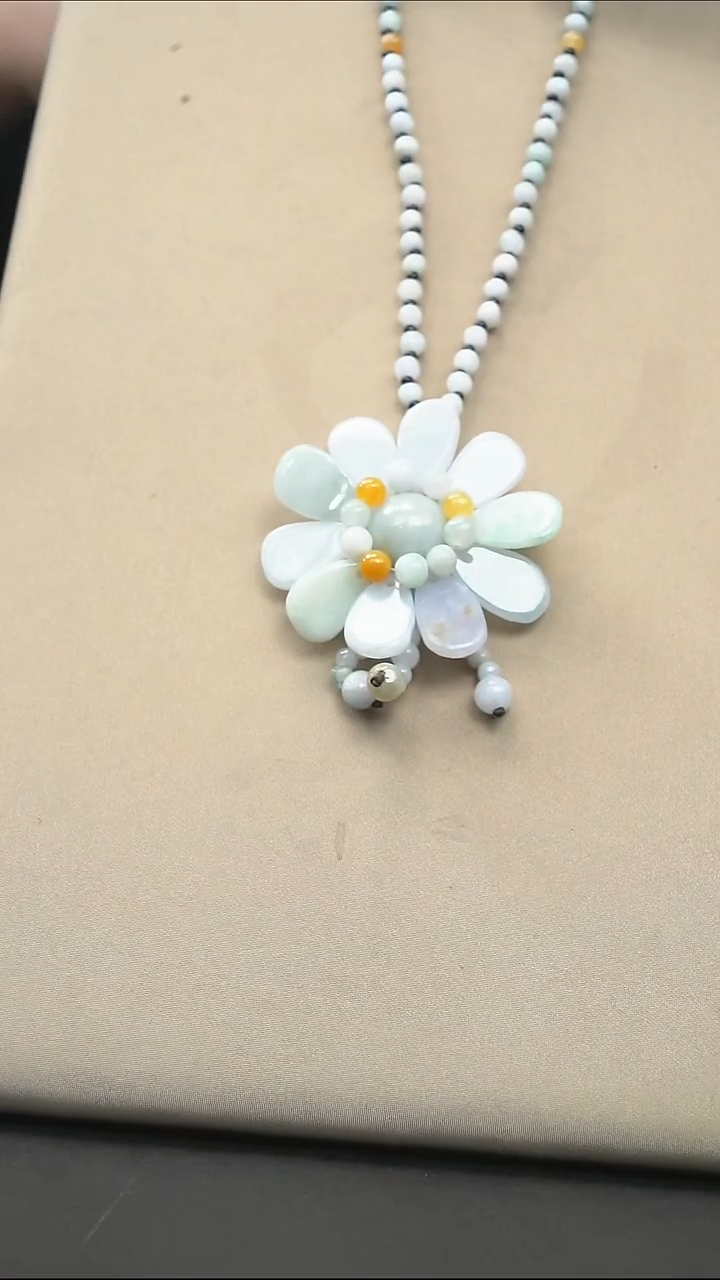 翡翠未镶嵌颈饰花