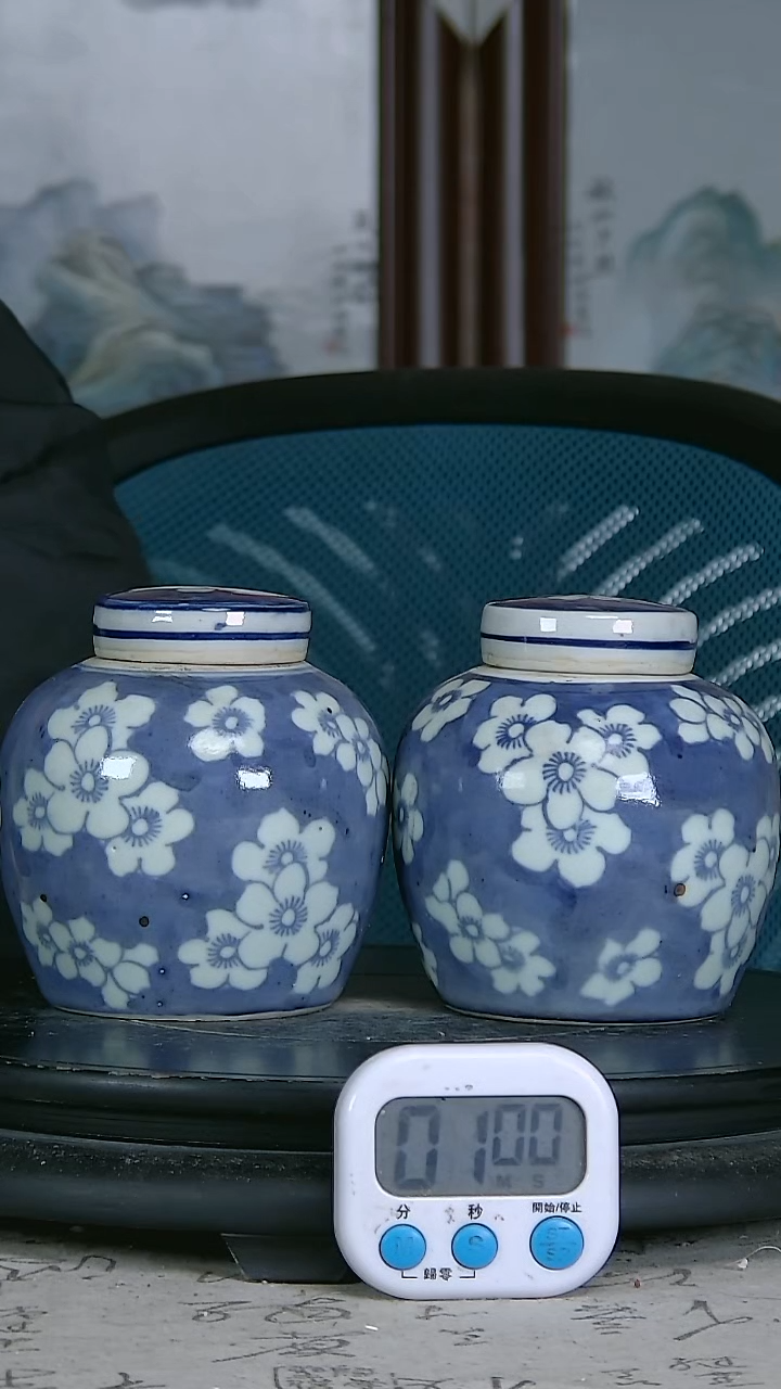 陶张*大青花精绘花卉图罐一对