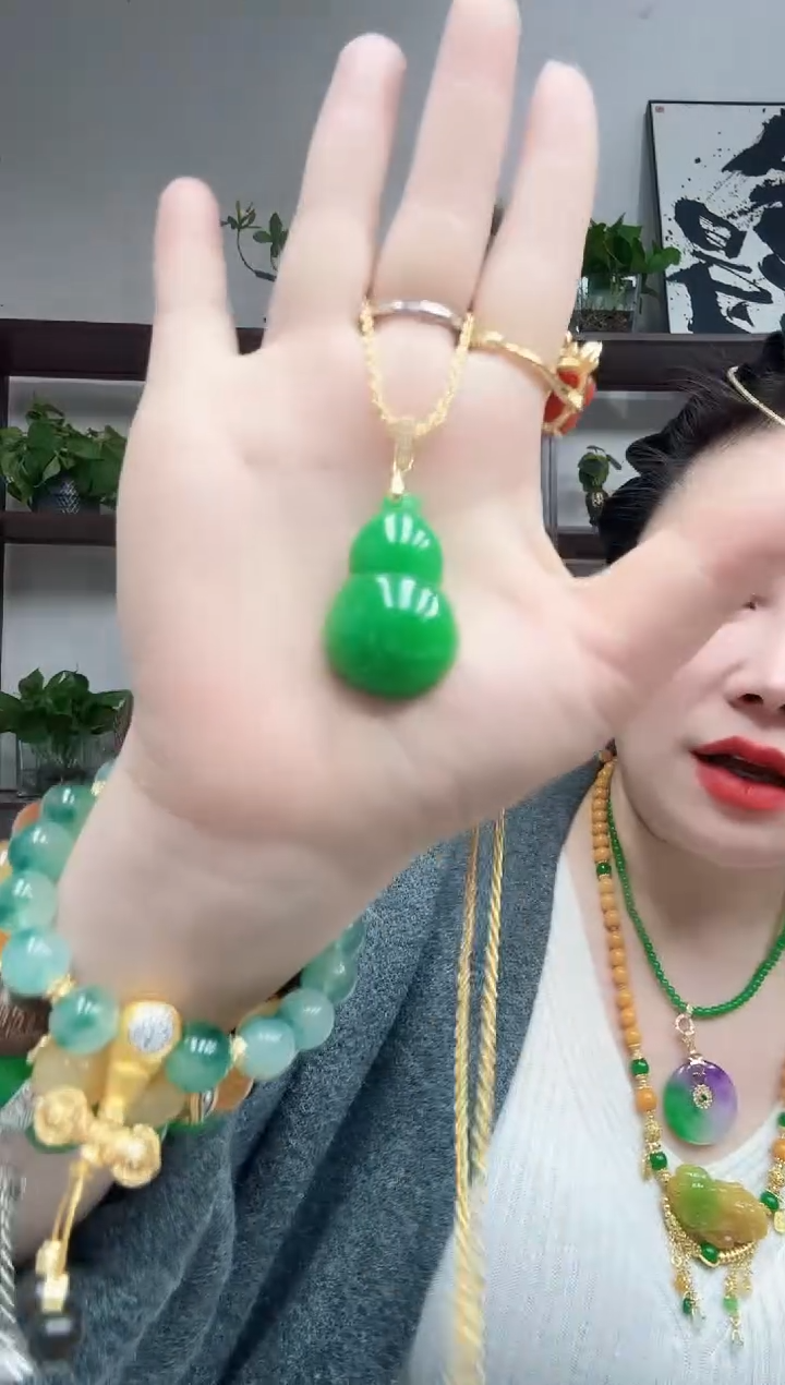 吊坠(赠链)未镶嵌翡翠满绿葫芦