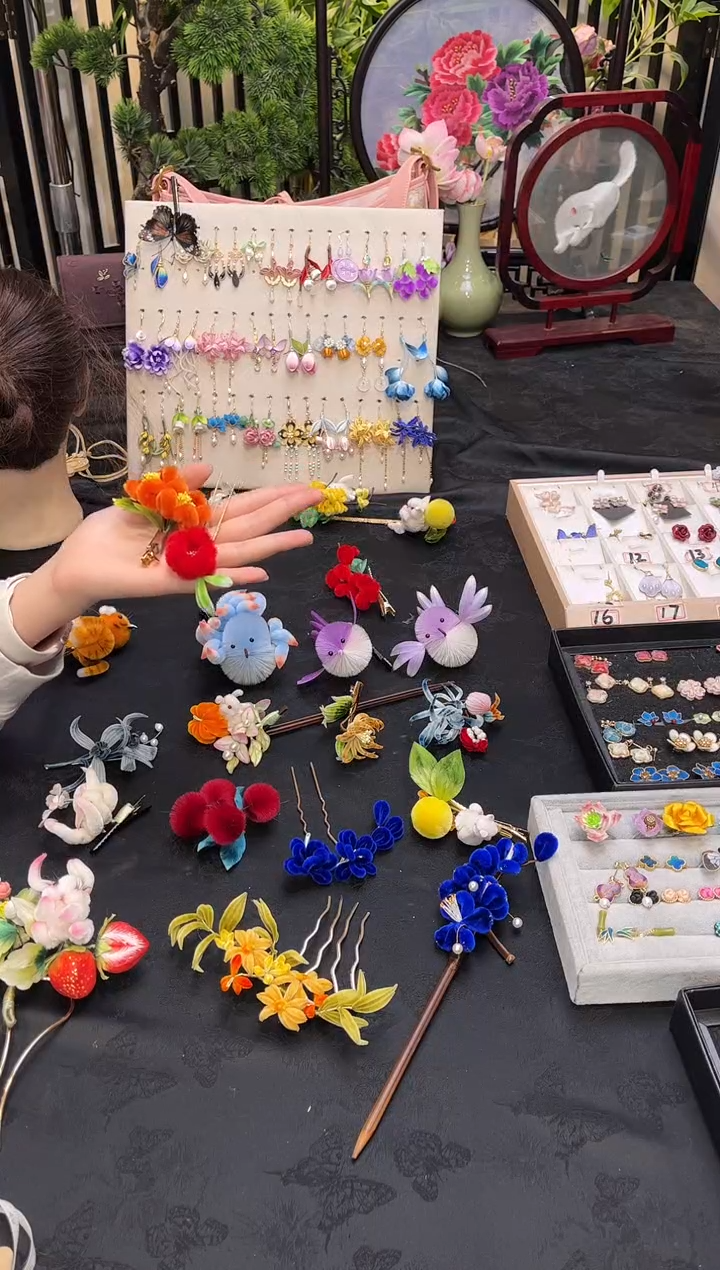 织绣暖***棠非遗绒花苏绣饰品