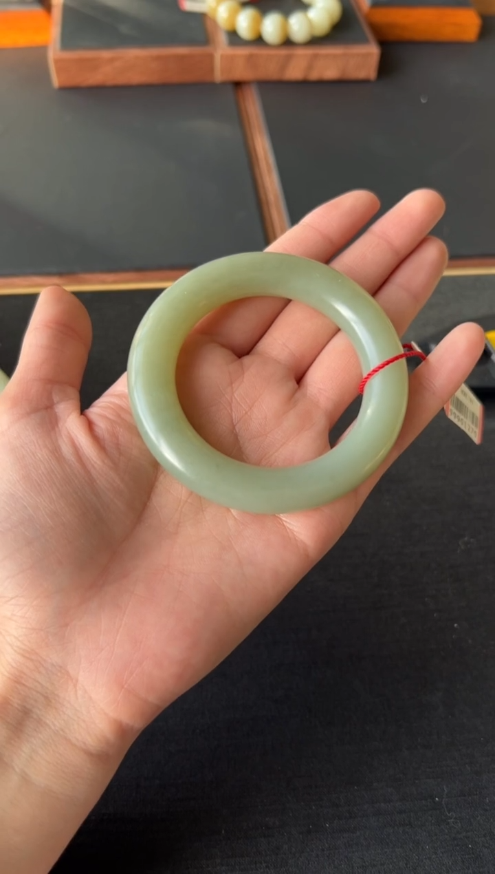 【闪购商品】和田玉手镯未镶嵌且末微色差近矿51+