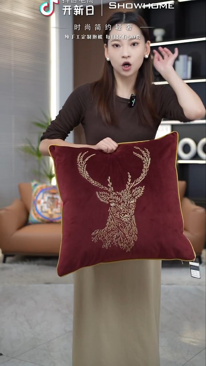 刺绣麋鹿红色50X50带芯