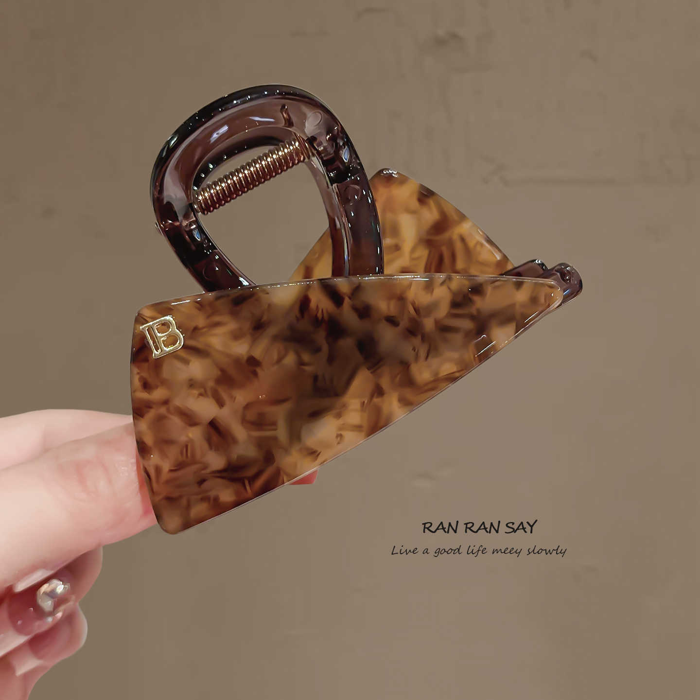 韩系三角豹纹醋酸抓夹女新款半扎发发卡后脑勺发量少盘发鲨鱼夹子