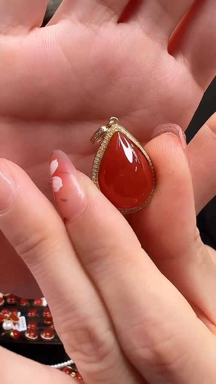 【闪购商品】南红玛瑙吊坠18K金镶嵌/水滴款