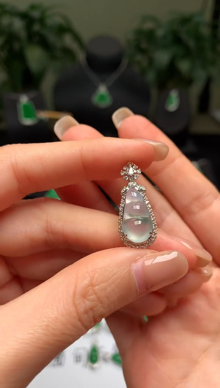 颈饰18K金镶嵌翡翠福豆