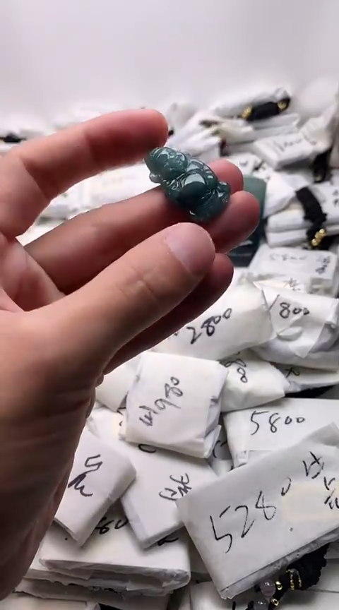 翡翠未镶嵌颈饰财神爷