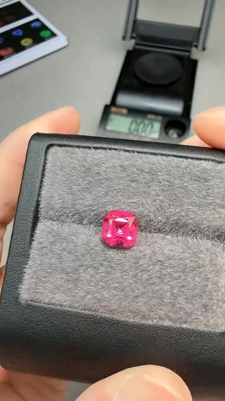 【闪购商品】碧玺热粉卢比来未镶嵌2.27ct-A324-1p
