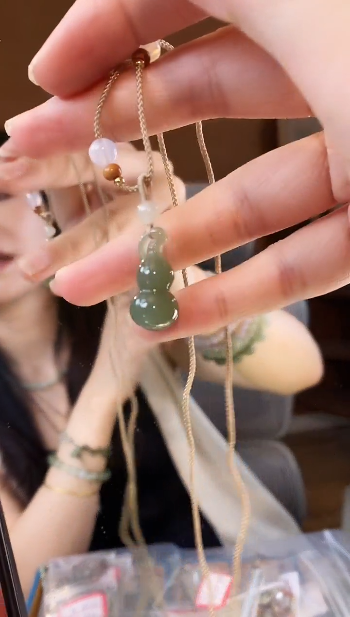 和田玉未镶嵌颈饰葫芦