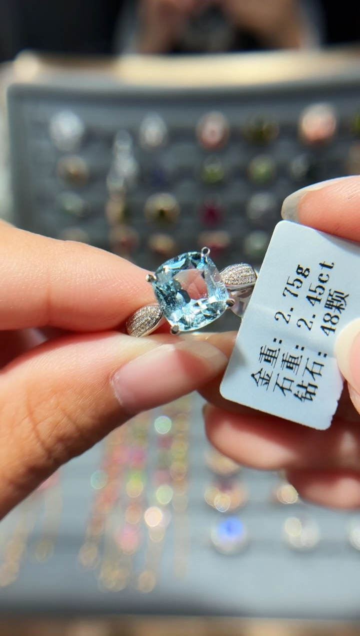 18K金镶嵌戒指海蓝宝石2.45配钻