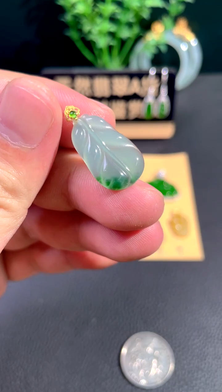 颈饰18K金镶嵌翡翠翡翠