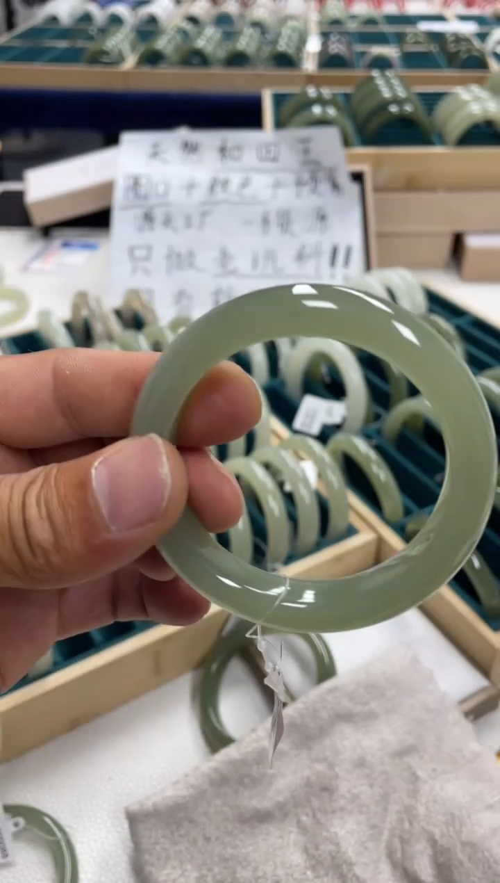 未镶嵌手镯和田玉潇*姐和田玉手镯17000