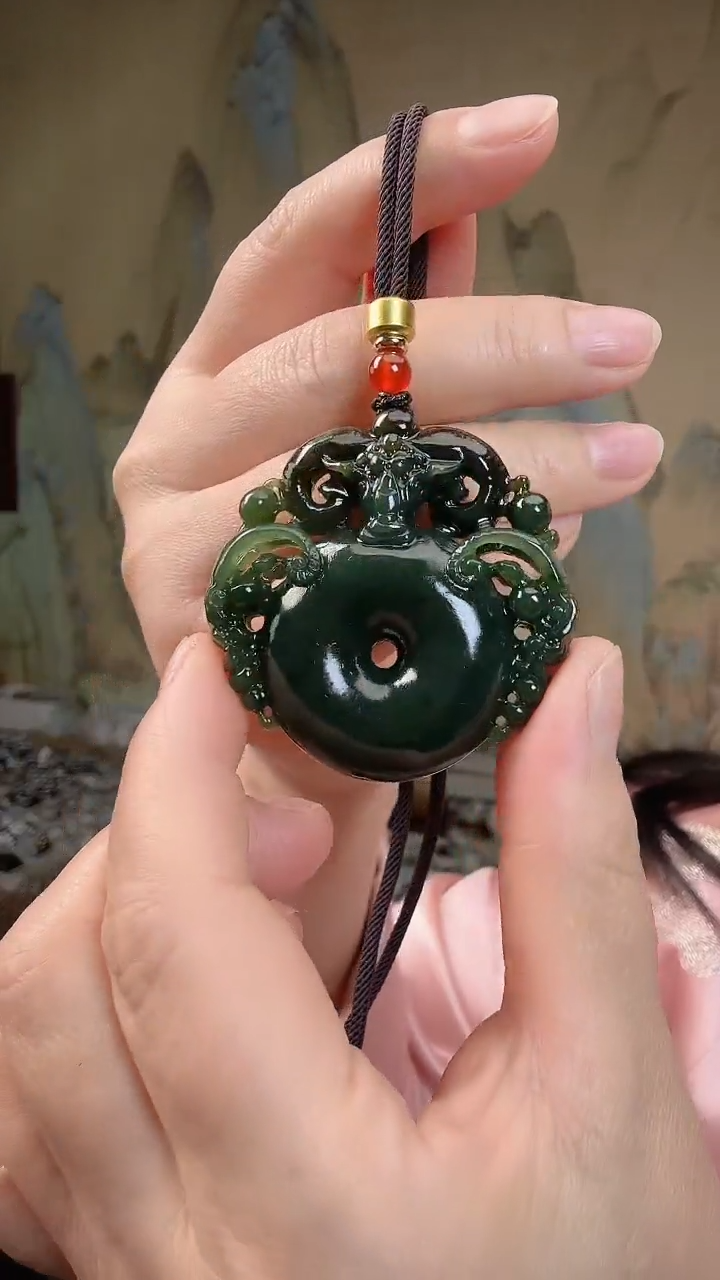 颈饰未镶嵌和田玉.